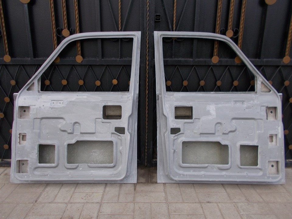 Купить двери на волгу. Двери ГАЗ 31105 стеклопластик. Дверь ГАЗ 31105. Двери от ГАЗ 31105. Передняя дверь ГАЗ 31105.